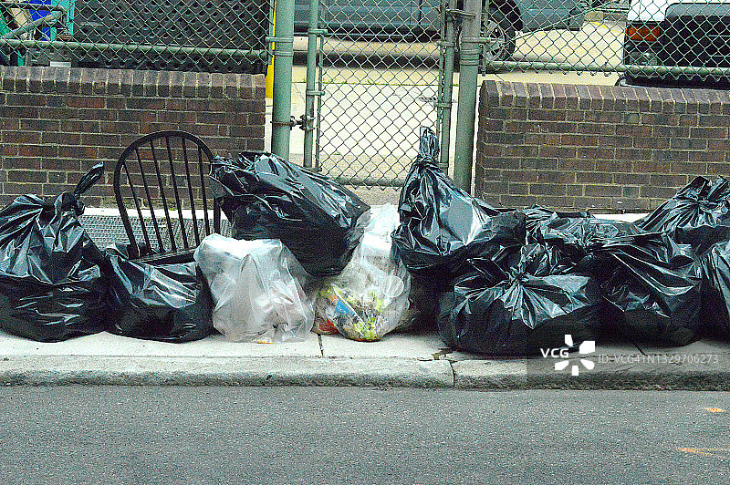 费城街道上的塑料垃圾袋图片素材