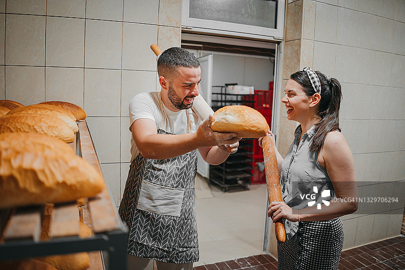 面包师男人和女人图片素材