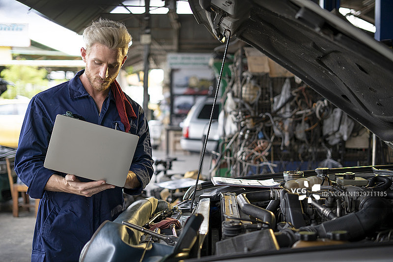 汽车维修电脑故障诊断图片素材