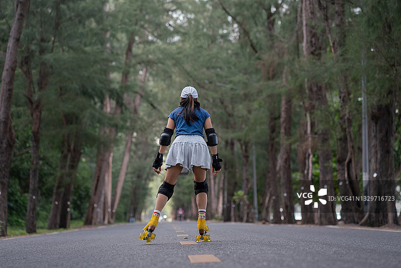 亚洲女子轮滑或滑板肖像图片素材