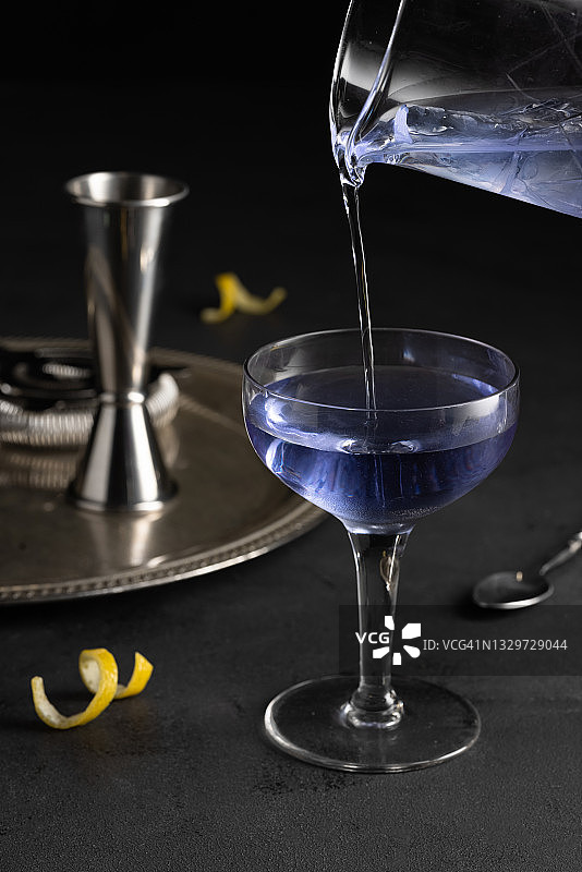 蓝色金酒配搅拌罐和柠檬图片素材