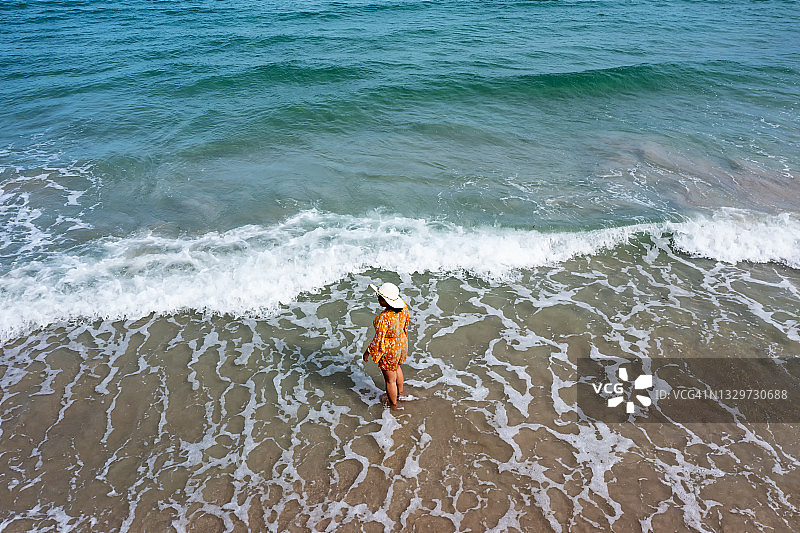 海滩上的女人们无人机视角图片素材