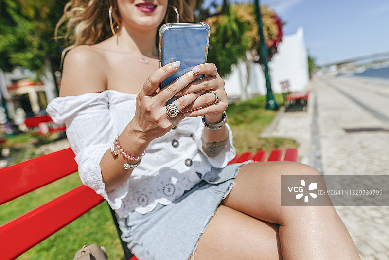 在户外使用手机的女人图片素材