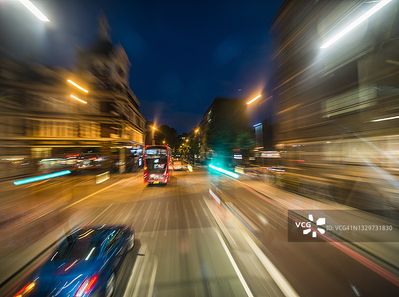 伦敦双层巴士的模糊视角图片素材