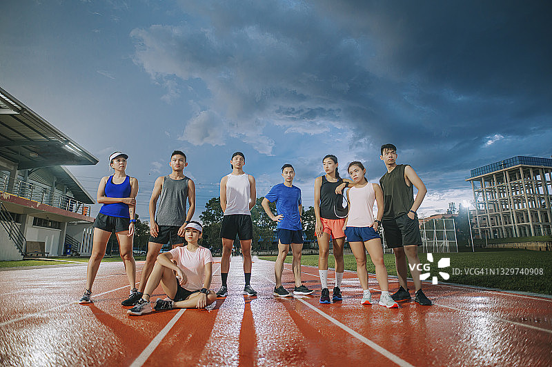 中国田径运动员在田径场图片素材
