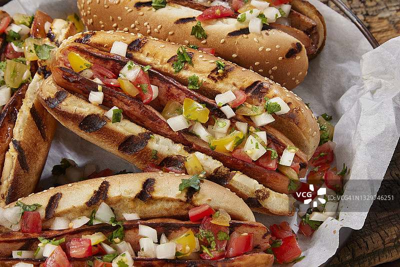 配有皮克德加洛酱的烧烤热狗图片素材