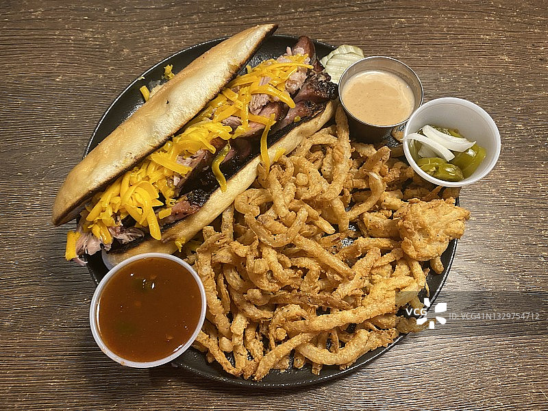 牛胸肉香肠炸洋葱三明治图片素材