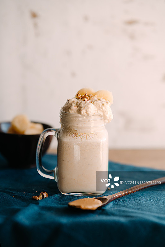 香蕉花生酱奶昔图片素材