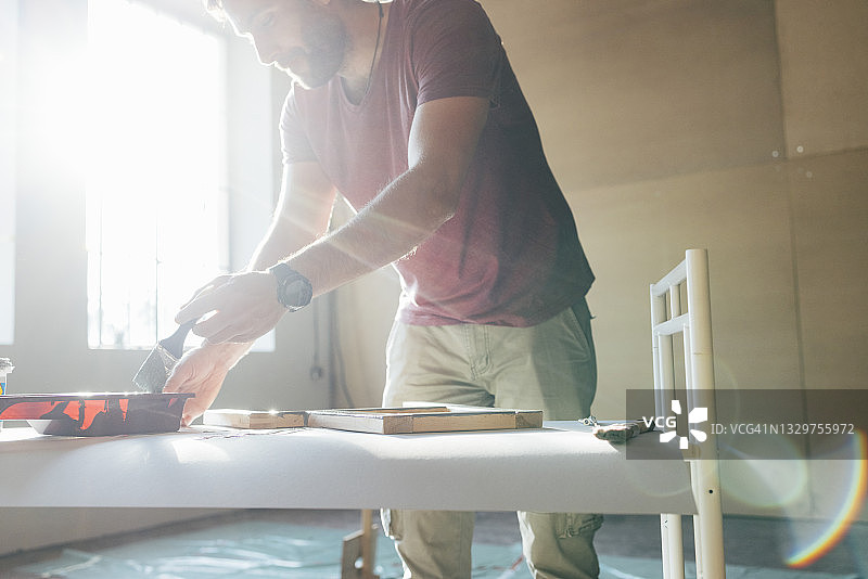 年轻男人粉刷家具图片素材