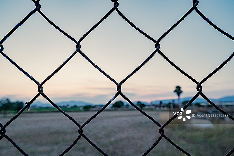 背景：铁窗之后图片素材
