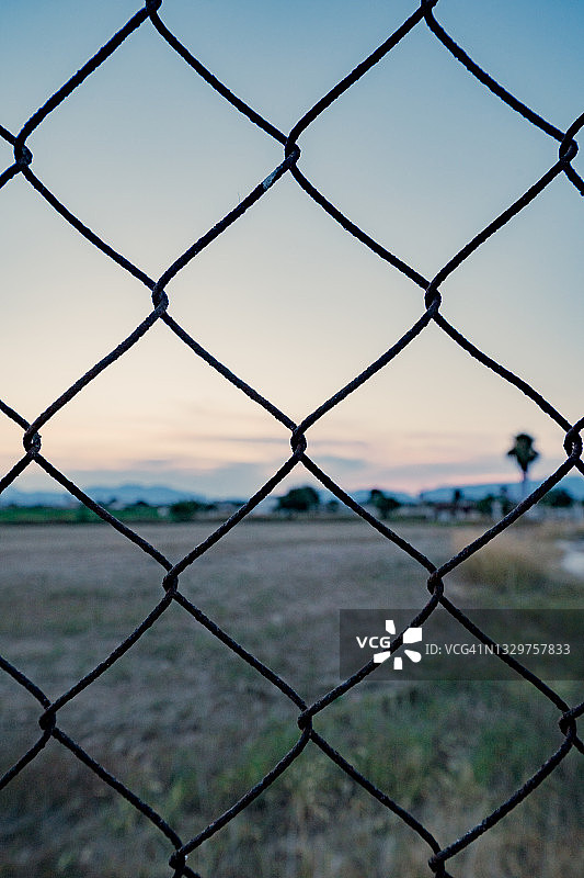 背景：铁窗之后图片素材