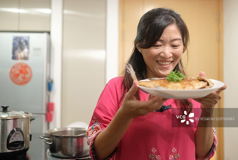 制作美食的母亲图片素材