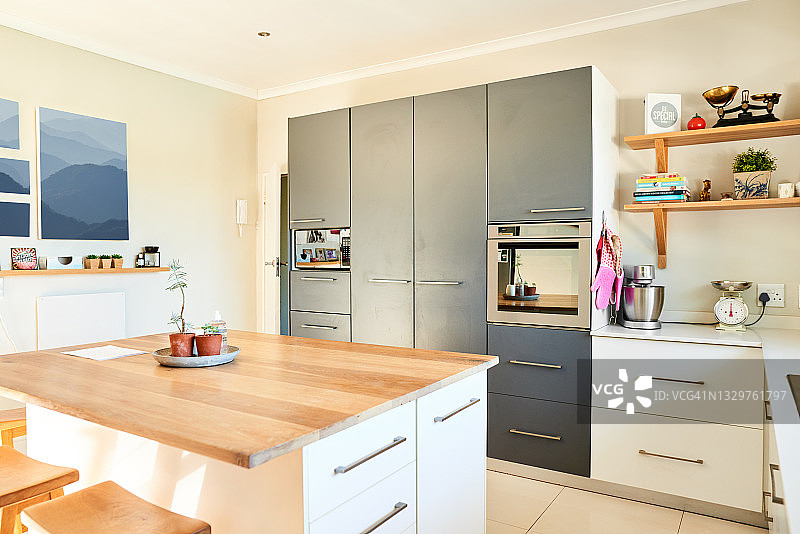 现代住宅的厨房内景图片素材