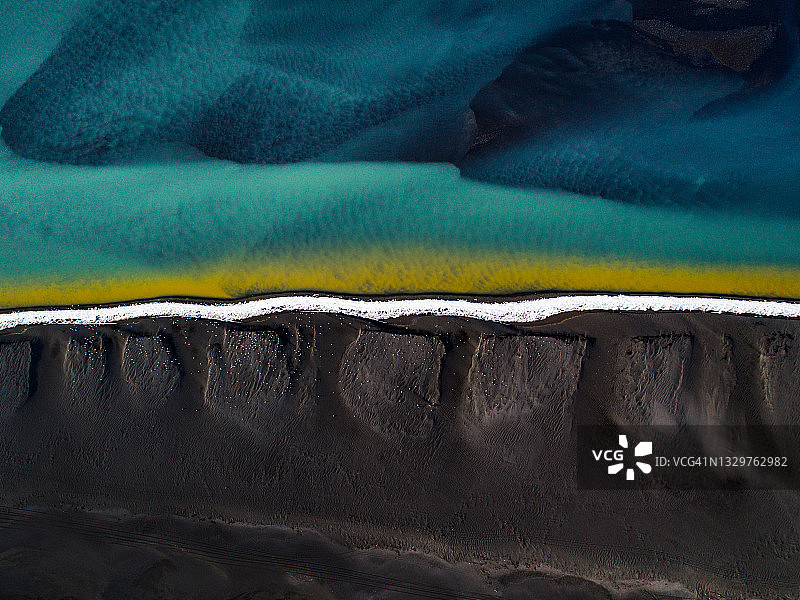 无人机拍摄：冰岛辫状河边缘的黑沙滩图片素材