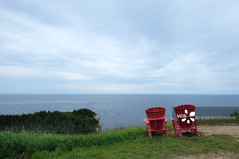 加斯佩半岛福里隆国家公园里的两把椅子图片素材
