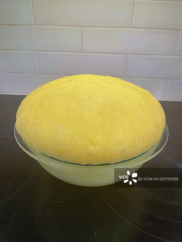 碗中首次发酵的哈拉面包面团图片素材