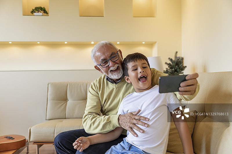 老年男人和小男孩在家自拍图片素材