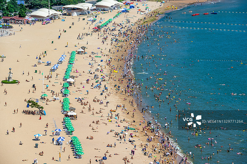 中国山东青岛第一海水浴场的高角度视图图片素材
