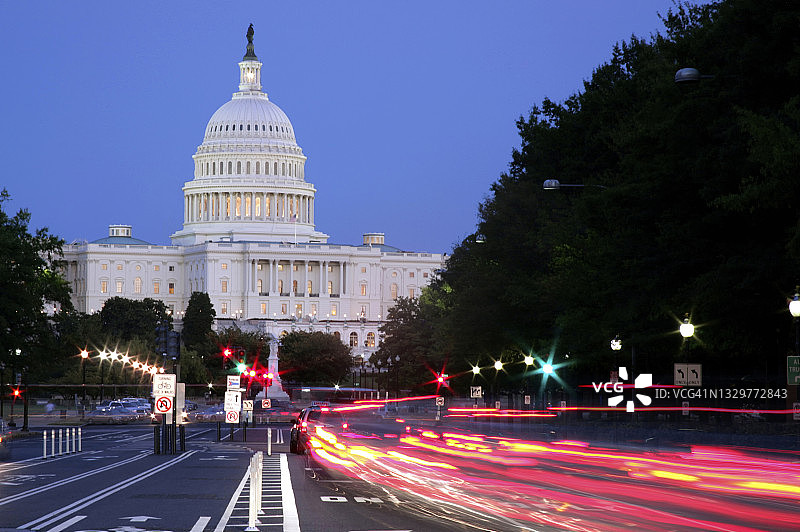 美国国会大厦和宾夕法尼亚大道上的交通尾灯图片素材