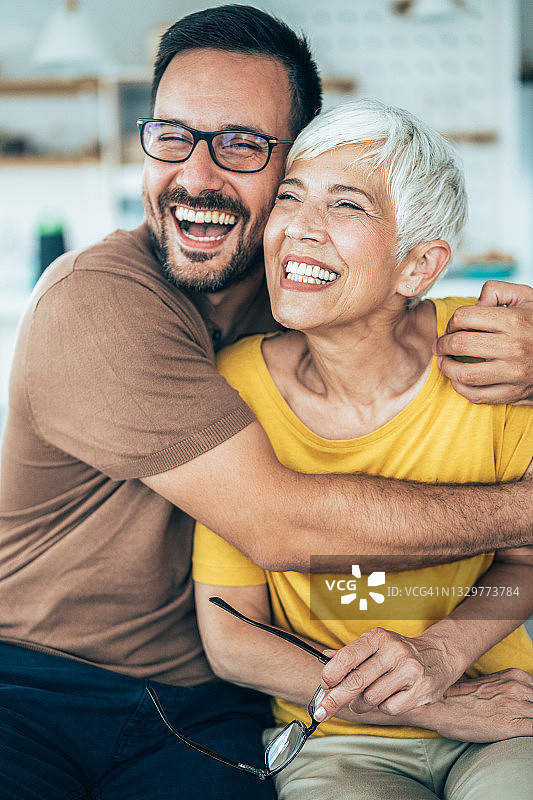 母亲和儿子图片素材