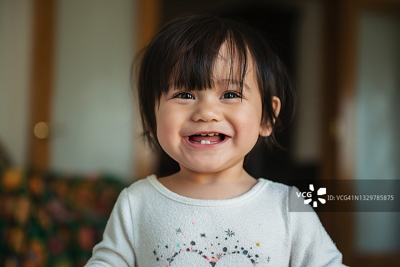 快乐的幼儿女孩图片素材