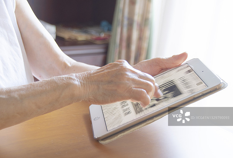 老年人使用科技产品图片素材