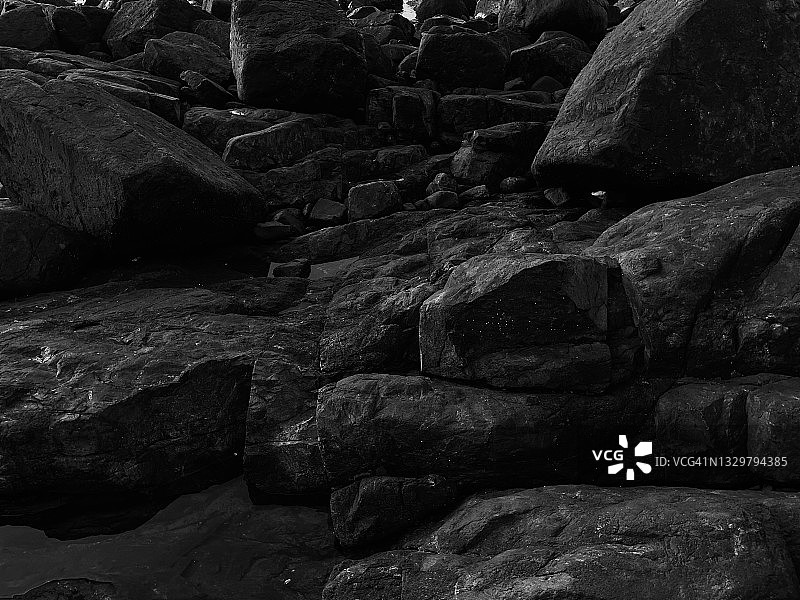 海边的黑色石滩图片素材