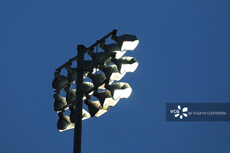 体育场顶置聚光灯图片素材