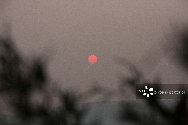 加州迪克西和塔玛拉克火灾、俄勒冈州的盗酒火灾以及不列颠哥伦比亚省利顿野火导致东海岸出现野火烟雾图片素材