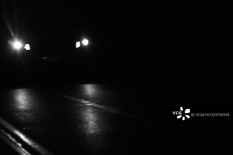 乡村公路上的车头灯光图片素材