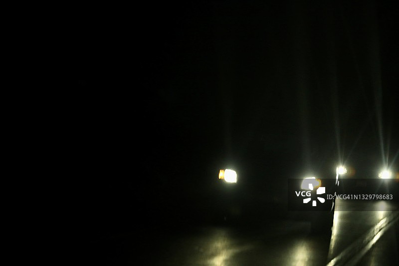 黑暗街道上的明亮灯光图片素材