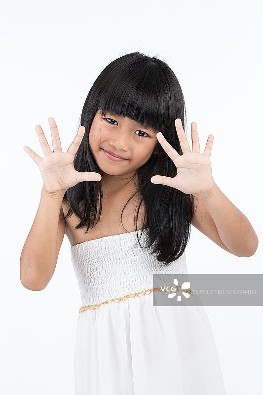快乐的女孩展示十个手指图片素材