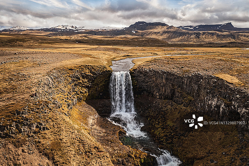 冰岛韦斯特兰斯奈山斯沃度佛斯瀑布图片素材