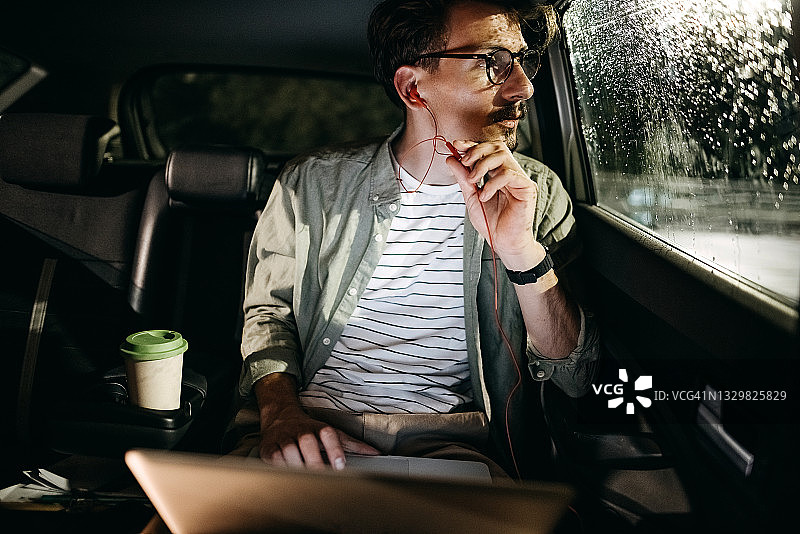 车里的商人图片素材