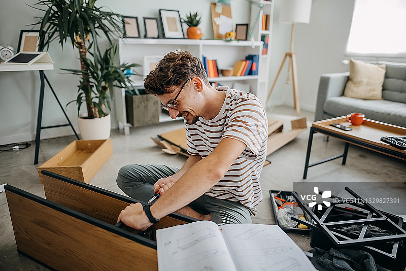 男人肖像与DIY家具组装图片素材