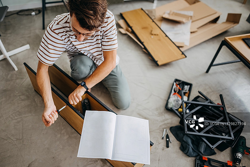 男人肖像与DIY家具组装图片素材