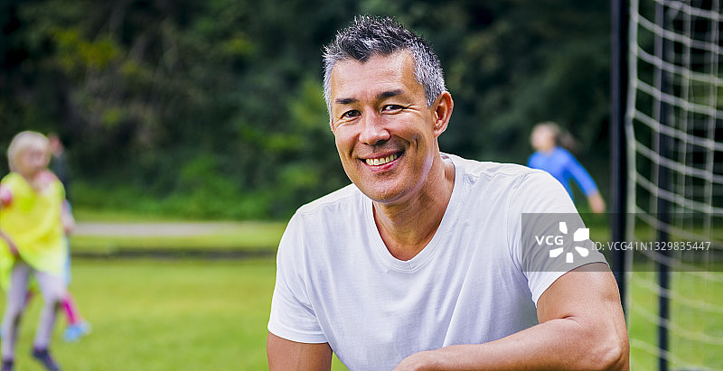 足球教练蹲姿肖像图片素材