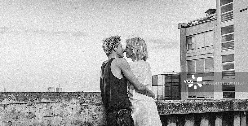 在屋顶上拥抱的情侣图片素材