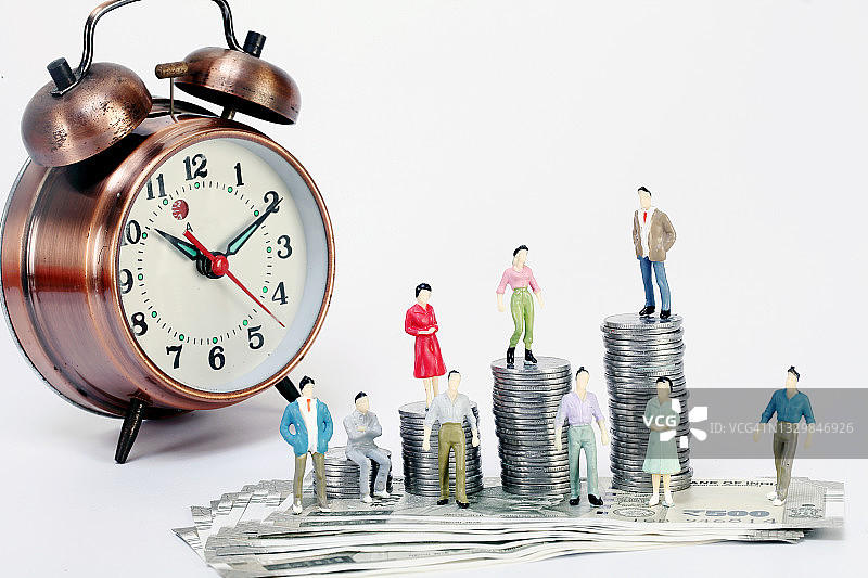 闹钟和印度货币纸币：财富创造概念图片素材