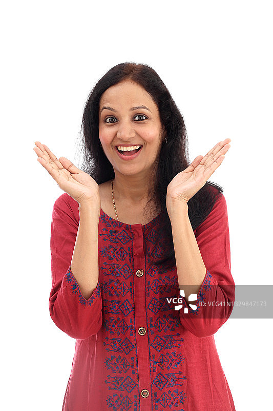 兴奋的年轻印度女性图片素材