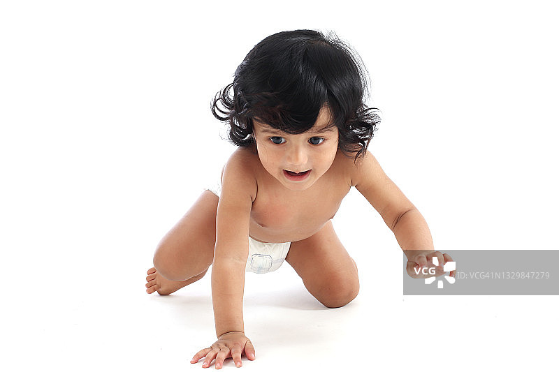 可爱的小男孩在爬——近距离看图片素材