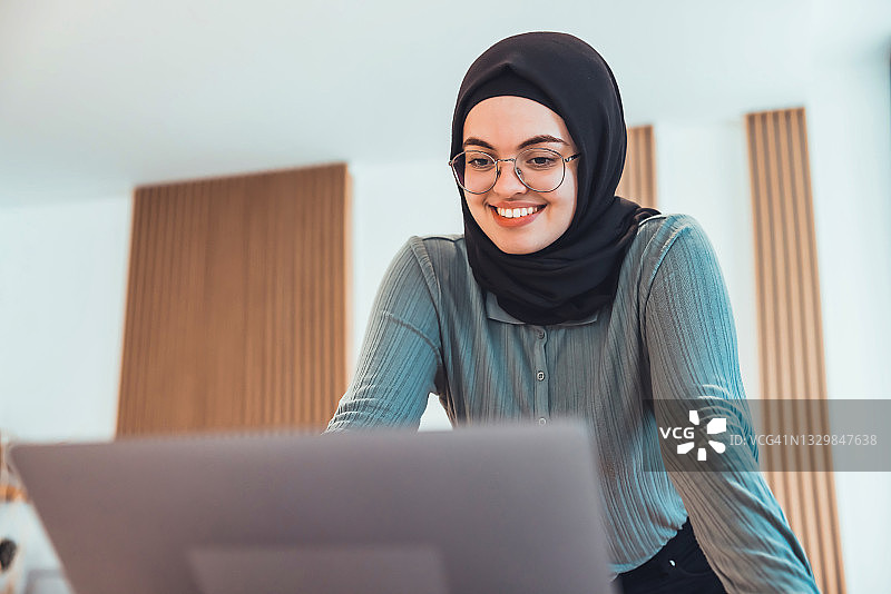 年轻女人用笔记本电脑进行视频会议图片素材