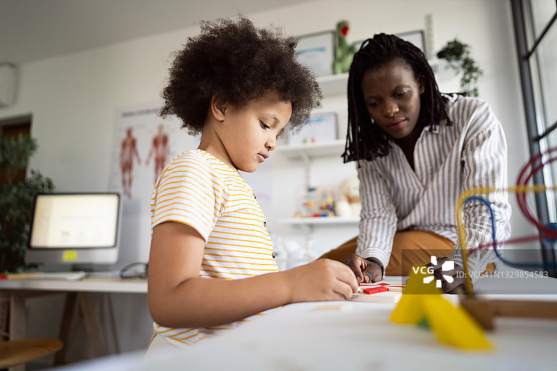 年轻母亲和她的女儿在诊所等医生图片素材