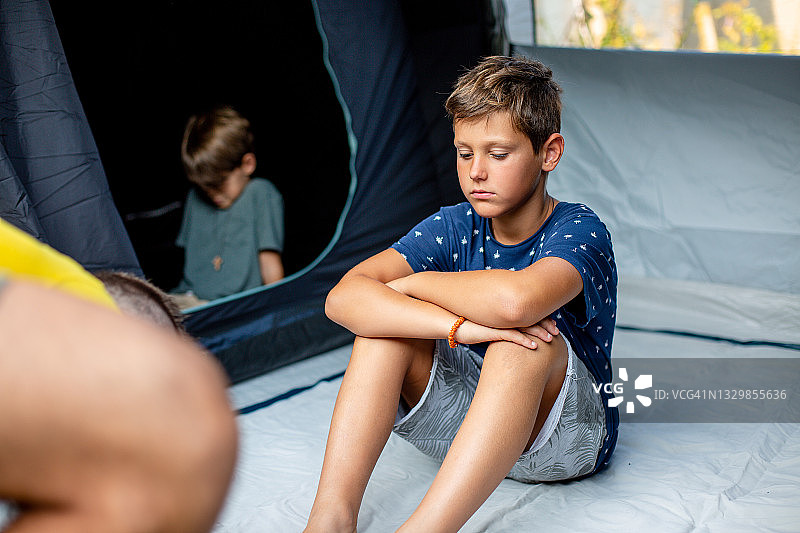 男孩们在帐篷里露营图片素材