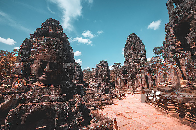 柬埔寨暹粒吴哥通王城的巴戎寺田园风光图片素材