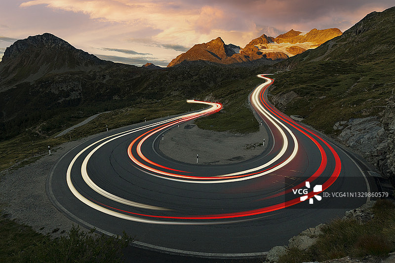 瑞士山区道路上的汽车光轨图片素材