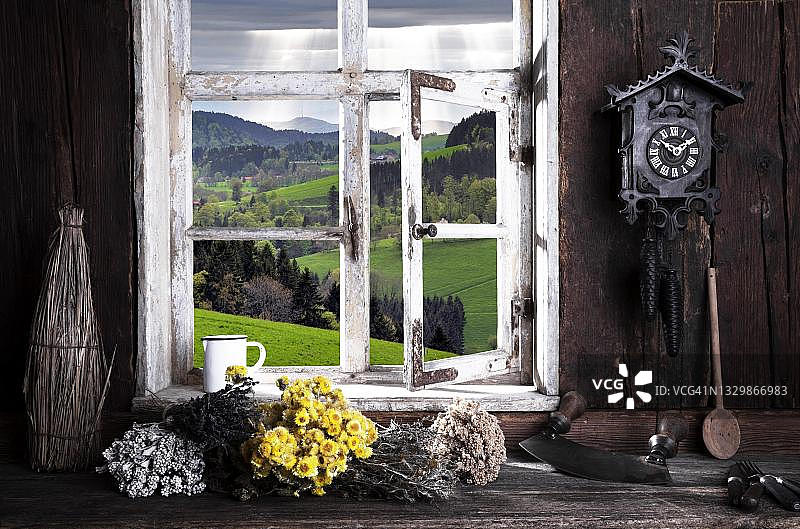 从农民厨房看到的带有草药花束的风景，德国巴登-符腾堡州黑森林图片素材