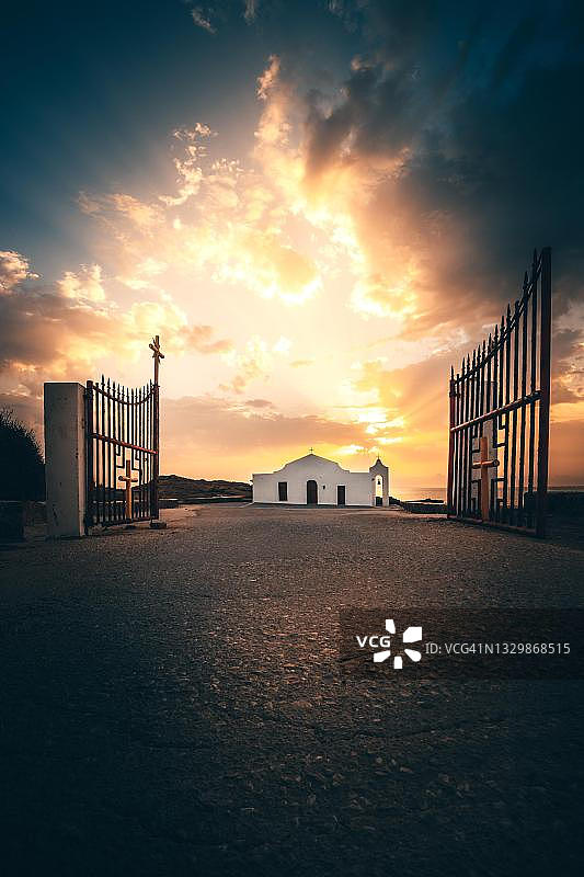 白色地中海教堂，海边，铁门，十字架，日出，阿吉奥斯·尼古拉斯，扎金索斯，希腊图片素材