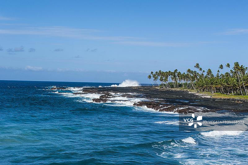 南太平洋萨摩亚萨瓦伊岛的岩石海岸图片素材