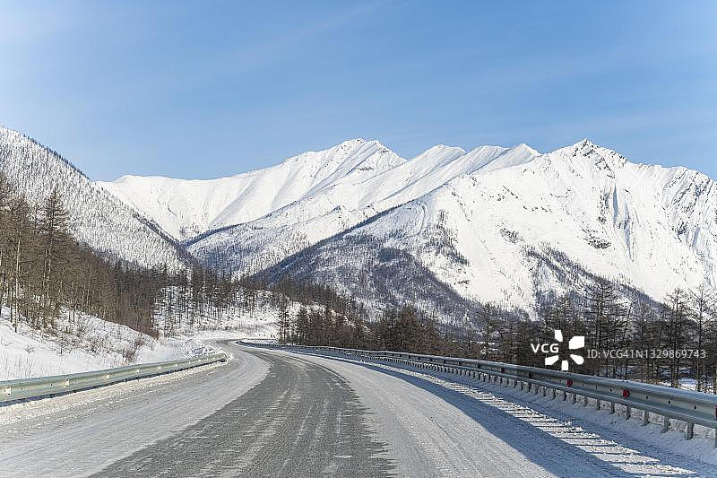 覆盖白雪的孙塔尔-哈亚塔山脉，骸骨之路，萨哈共和国，雅库特，俄罗斯图片素材